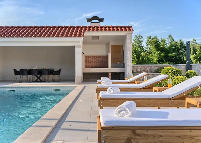 Lovorika - Padel, Cageball, Basketball & Heated Pool * Trnbusi