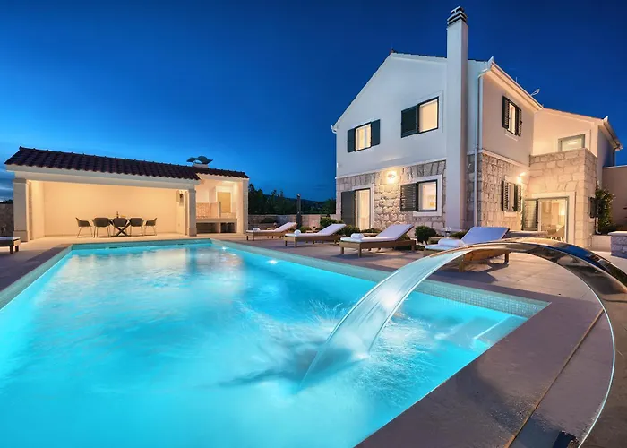 Lovorika - Padel, Cageball, Basketball & Heated Pool Villa