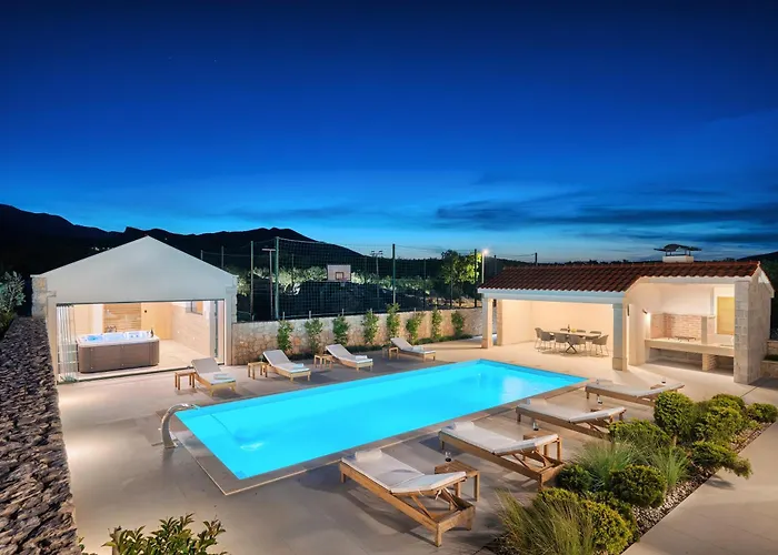 Lovorika - Padel, Cageball, Basketball & Heated Pool Villa *