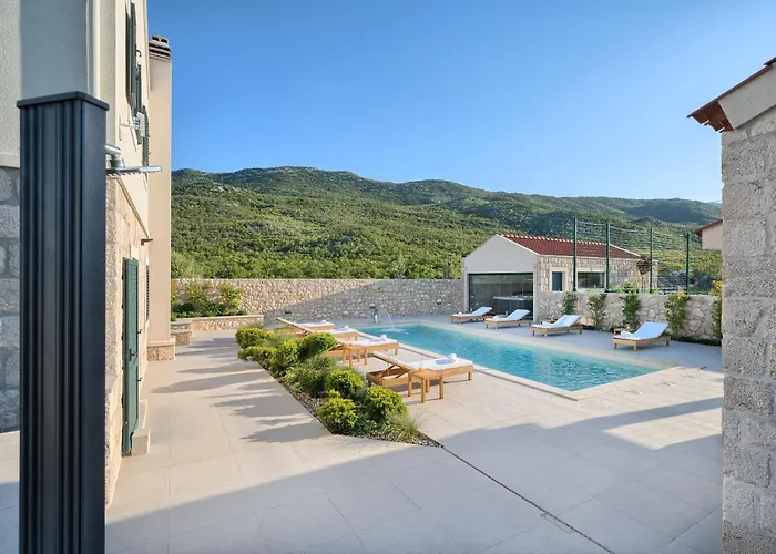 Villa Lovorika - Padel, Cageball, Basketball & Heated Pool *