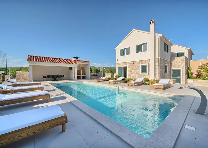 Lovorika - Padel, Cageball, Basketball & Heated Pool Villa