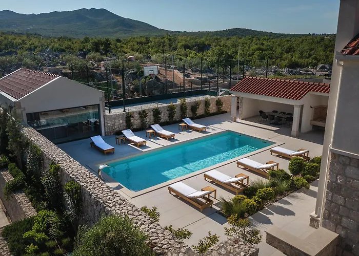 Villa Lovorika - Padel, Cageball, Basketball & Heated Pool Trnbusi