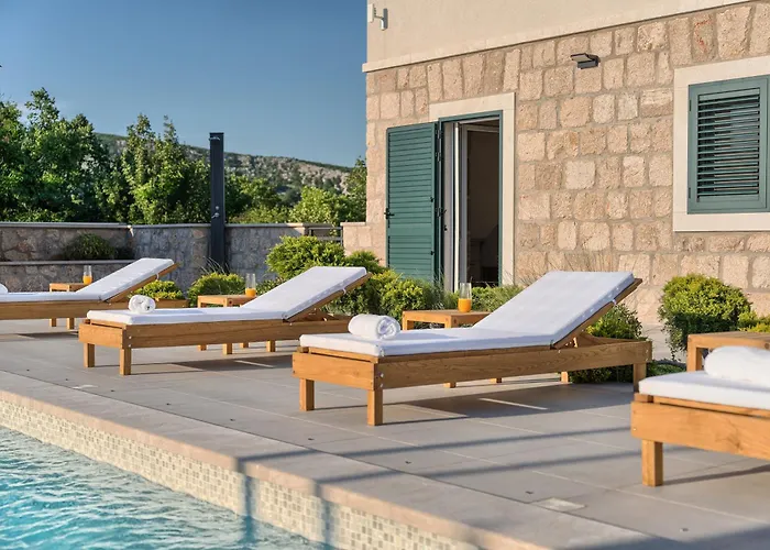 Villa Lovorika - Padel, Cageball, Basketball & Heated Pool