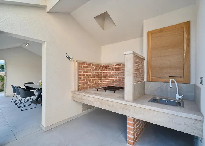 Lovorika - Padel, Cageball, Basketball & Heated Pool *