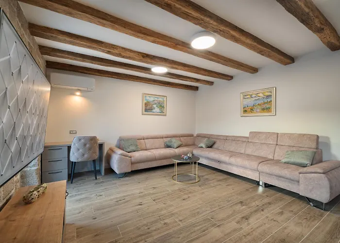 Lovorika - Padel, Cageball, Basketball & Heated Pool