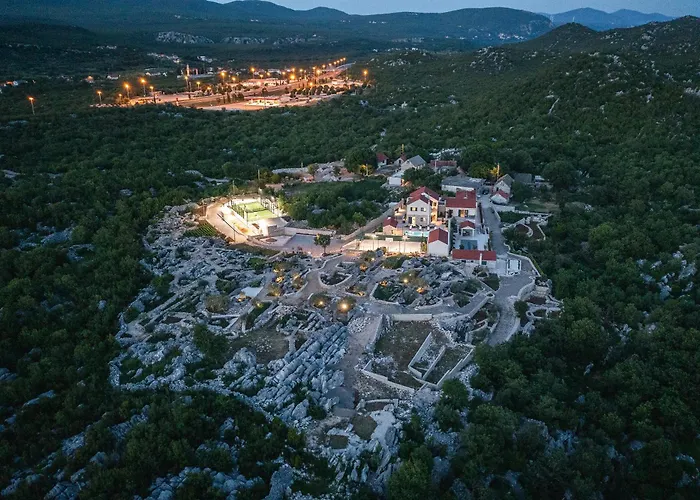 Lovorika - Padel, Cageball, Basketball & Heated Pool Trnbusi