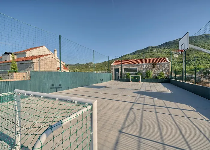 Lovorika - Padel, Cageball, Basketball & Heated Pool Villa